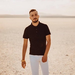 دانلود آهنگ ترکی اونور بایراکتار بیر گوزله گونول وردیم